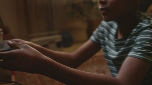 Side Handhållna Bilder Stygg Gen Afroamerikansk Pojke Kassett Skolväskan Sätta — Stockvideo