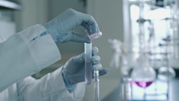Kimliği Belirsiz Kadın Laboratuvar Çalışanının Ellerinin Yakından Çekilmiş Görüntüleri Tüpten — Stok video