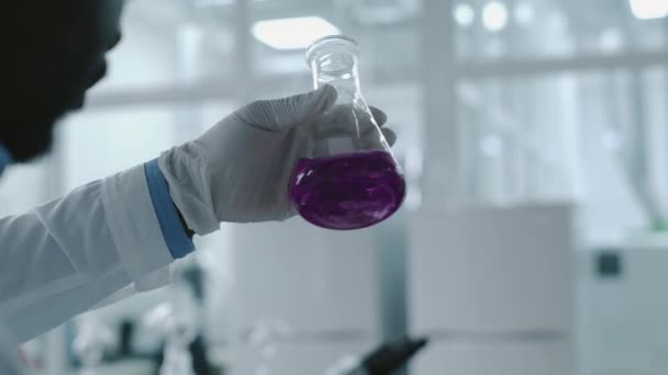 Imagem Traseira Perto Químicos Multiétnicos Masculinos Femininos Que Encontram Laboratório — Vídeo de Stock