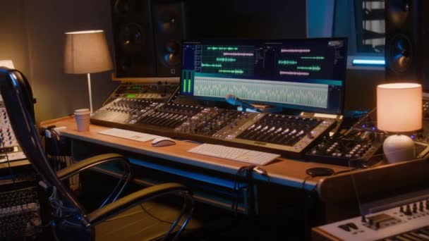 Inga Människor Medium Full Utrustning Vid Ljud Ingenjörer Skrivbord Kontrollrummet — Stockvideo