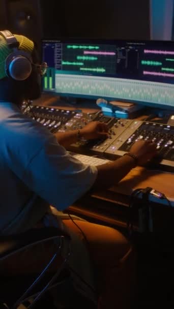 Media Vertical Trasera Productor Música Masculina Afroamericana Auriculares Ajustando Deslizadores — Vídeos de Stock