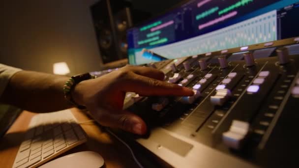 Inclinaison Gros Plan Main Visage Ingénieur Audio Noir Occupé Assis — Video