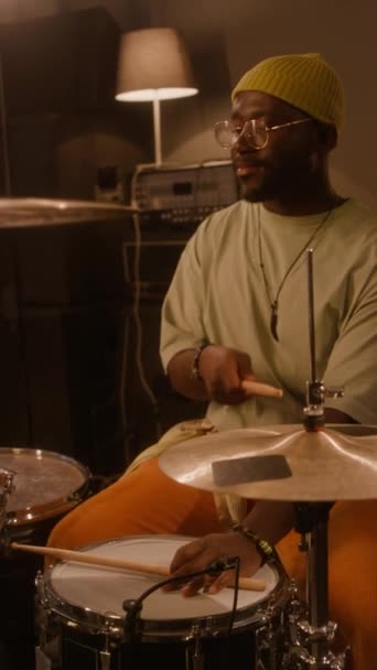 メガネで笑顔のアフリカ系アメリカ人男性ミュージシャン ビーニー演奏ドラムやシンバル バンドでリハーサルしながら — ストック動画