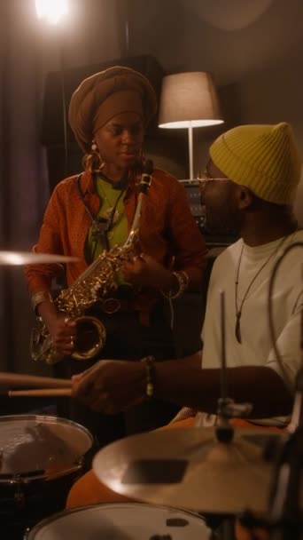 Mittlere Senkrechte Der Lächelnden Stilvollen Schwarzen Musikerin Mit Saxophon Die — Stockvideo