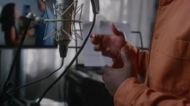 Afrika kökenli Amerikalı erkek seslendirme oyuncusunun elleri. Duygusal film sahnesinde çiftlerin şiddetli tartışmaları, replikleri okuma, el kol hareketi, stüdyoda çalışırken...