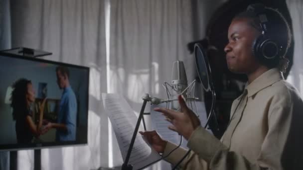 Közepes Oldalán Fekete Női Hangszínésznő Fejhallgató Olvasás Sorok Script Lap — Stock videók