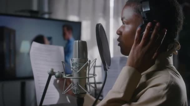 Afrika Kökenli Amerikalı Kadın Seslendirme Oyuncusunun Kulaklık Takıp Repliklerini Okurken — Stok video