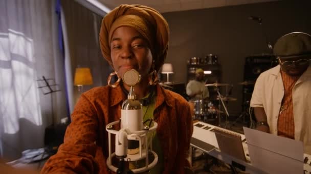Ugc Médio Mulher Afro Americana Turbante Étnico Cantando Microfone Retro — Vídeo de Stock