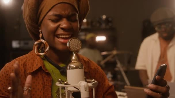 Medium Close Van Emotioneel Afro Amerikaanse Vrouwelijke Jazzmuzikant Etnische Tulband — Stockvideo