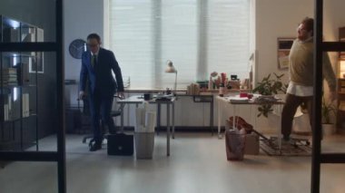 Kavga eden iki iş arkadaşının masadan kalkıp birbirlerine doğru yürümeleri, komik bir adamın tahta oyuncakla el sıkışması, sevinçten zıplayıp dans etmesi.