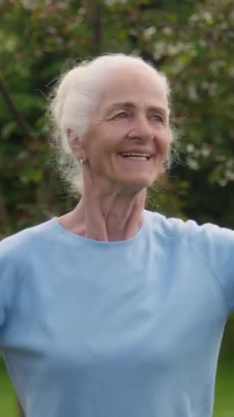 Středně Detailní Vertikální Portrét Veselé Aktivní Starší Bělošky Modrém Tričku — Stock video