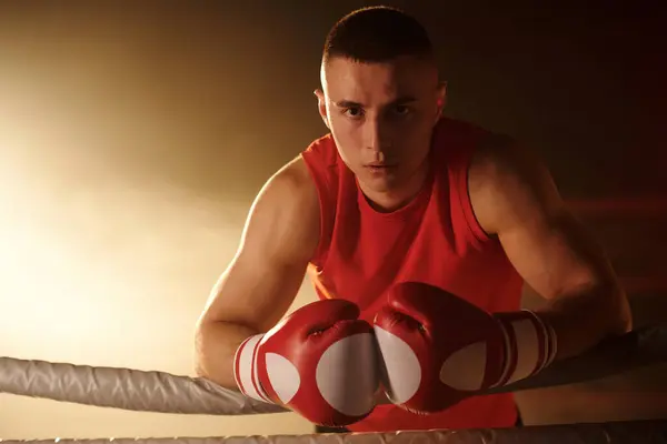 Boxer Tânăr Transpirat Mănuși Roșii Vesta Privind Camera Timp Stătea Fotografie de stoc