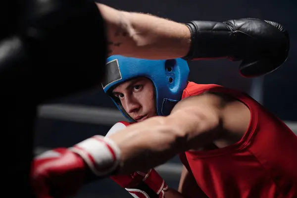 Junger Boxer Mit Schutzhelm Oder Schild Auf Dem Kopf Blickt Stockfoto