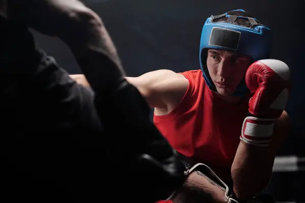 Boxer Mit Schutzschild Kopf Hält Die Linke Hand Boxhandschuh Und Stockbild