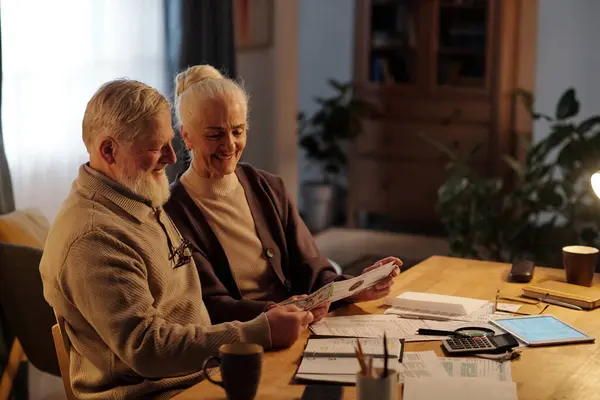 Glimlachend Verbaasd Oudere Man Vrouw Lezen Document Verzonden Post Uiten Stockfoto