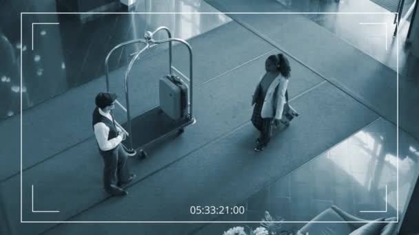 호텔에 우아한 여행자의 동영상 유니폼에 아시아 포터에 가방을 카트에 리셉션에 — 비디오