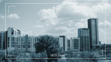 Güzel panoramik şehir manzarasını modern gökdelenli ofis ve konut binalarıyla, bulutlu yaz gününde çatıdan yeşillikle gösteren kamera görüntüsü yok.