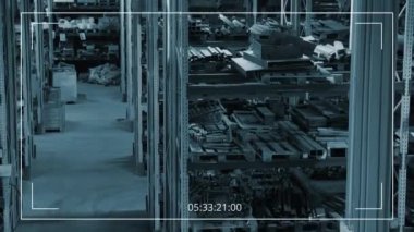Güvenlik kamerası, gece ya da hafta sonu makine fabrikası deposunda pek çok sıra endüstriyel rafın yedek metal parçalarıyla çekilen görüntülerini çekmiyor.