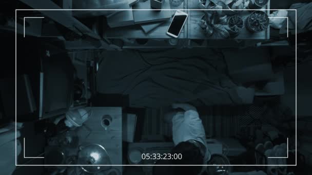 여자의 숨겨진 카메라 평면으로 Tv를 침대에 담요를 영화를보고 집에서 휴식을 — 비디오