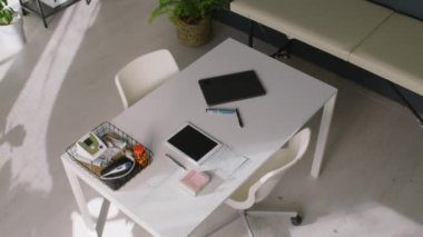 Pratisyen hekimlik kliniğinde bilgisayar, dijital tablet, tansiyon monitörü, termometre, ilaç kavanozu, göz muayenesi meşalesi, sabahları hasta randevularından önce yan yana gelen insanlar yok.