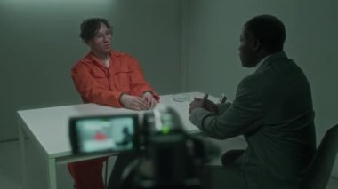 Orta ölçekli Afro-Amerikan erkek dedektifi sorgulanıyor. Beyaz şiddet suçlusu polis merkezinde sorgulanıyor. Sorular soruluyor.