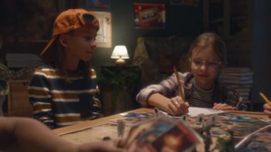 Çeşitli küçük arkadaşların el kamerası görüntüleri akşam evde masa oyunu oynamak için bir araya geldi.