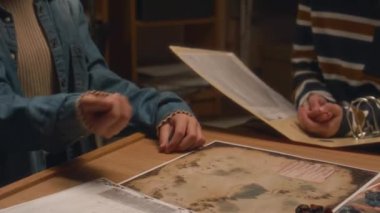 Latin kızın yuvarlanan zar atışını ve akşam evde arkadaşlarıyla oynadığı masa başı maçında yüksek skor yaparken gururlu görünmesini.