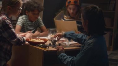 Kızın masa oyununda iyi bir hamle yapması ve arkadaşlarının akşamları heyecandan çıldırması.