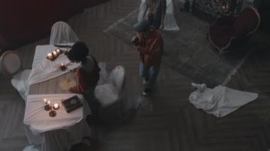 Kızın ruhani seans için hazırlandığı ve arkadaşlarını sahipsiz malikanede toplanmak üzere topladığı en iyi sahne.