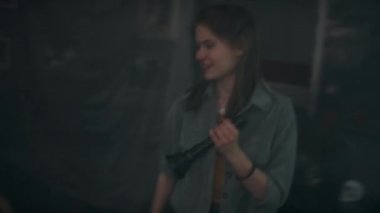 Pov, terk edilmiş karanlık evi incelerken genç arkadaşlarının oynaşmalarını izlerken elde çekilmiş bir fotoğraf.