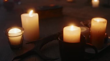 Hiçbir insan, kötü ruhları çağırmak ya da karanlık güçlere gece vakti dua etmek gibi karanlık ayinler için hazırlanmış sürüklenen ağaç dalları ve cadı kitaplarının yanına konmuş sayısız yanan mumlardan vurulmaz.