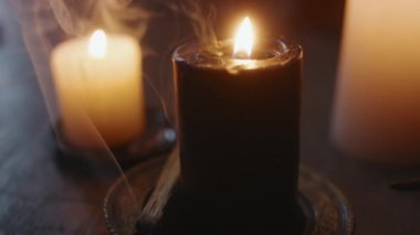 Kimse mistik bir tören yapmak ve iblisleri çağırmak için yanan mumların yanındaki yanan palo santo ağacına yakın çekim yapmaz.