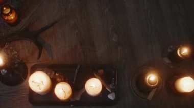 Hiç kimse mum tutacaklarına ve yanan palo santo tablasına yerleştirilmiş birden fazla yanan mumları mistik tören için hazırlanmış, sürüklenen ağaç dalları ve otların olduğu yere yapıştırmaz.