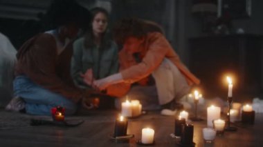 Karanlık tören sırasında kötü ruhları uyandırdığı için elini kesen ve kanını paylaşan genç bir çocuk, ayin bardağına kan toplayan bir kız ve gece evde suratını asan bir arkadaş.