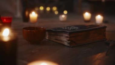 Kimse eski cadı kitabı ve pentagram sembollü kırmızı porselen bardaklara yaklaşamaz. Gece yanan mumların arasında. Ölü ruhları çağırmak için mistik tören düzenlemeleri.