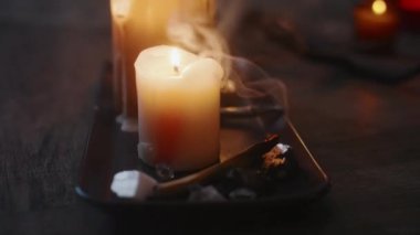 Hiçbir insan yanan mum ve palo santo ağacından vurulmaz. Masadaki siyah porselen tepside yavaşça yanan bir çubukla karanlık ayinler yapmadan önce negatif enerjiyi temizleyemez.
