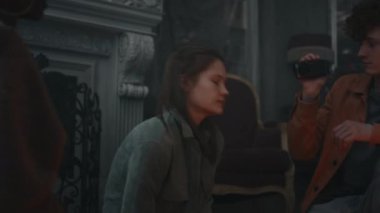 Yaşayan dünyaya karanlık güçler çağırmak için seremoni yapan beyaz bir bayanı ele geçiren kötü ruhun el kamerası görüntüsü. Boş bir malikanede gecenin köründe cahil görünen farklı arkadaşlar.