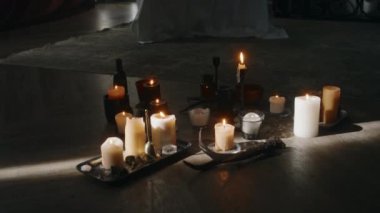 Eski malikanenin ahşap zemininde mistik törenler yapmak için birden fazla yanan mum ve diğer cadılık aletlerinden kimse vurulmaz.