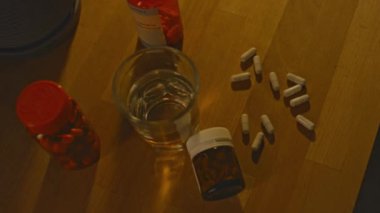 Kimse psikoaktif ve sakinleştirici ilaçlarla dolu bir kaç plastik kavanozun planını bir bardak suyla, ahşap masanın üzerinde duran çoklu kapsüllerle yapmaz.