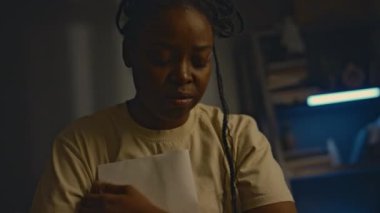 Kocasının ölümünden sonra travma sonrası stres bozukluğu yaşayan ve geceleri yatak odasında uykusuzluk çeken depresif Afrikalı Amerikalı kadın.