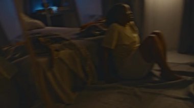 Genç siyahi annenin gece yarısı çocuğunu kaybettikten sonra anksiyete nöbetleri geçirip paranoyak olduğu bir sahne.