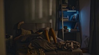 Afro-Amerikalı kadının yatakta huzursuz olduğu ve geceleri korkunç kabuslarından uyandığı bir fotoğraf. Felaket olaylarından sonra uykusuz yaşam