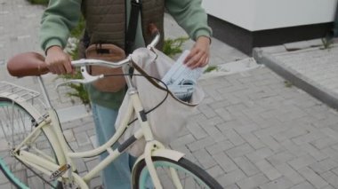 Tanınmayan genç gazete dağıtım şöförünün sabah yarım gün çalışırken yeni postalarını dağıtırken görüntüsü.