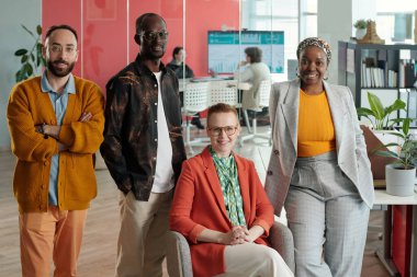 Ofiste poz veren dört farklı meslektaşın portresi, güven ve profesyonellik gösteriyor. Takım üyeleri arasında Kafkasyalı, Siyahi ve çok ırklı bireyler yer almaktadır.