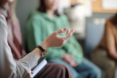 Tanımlanamayan kadın danışman hasta seansında ya da travma sonrası sendroma neden olan ana faktörleri açıklarken...