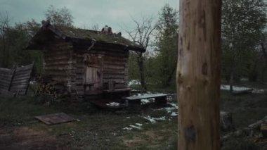 Terk edilmiş antik köyde ya da askeri kalede, ilkbahar sabahı bulutlu bir sabahta köhne, köhne ahşap bir kulübede ya da kulübede vurulan hiç kimse yok.