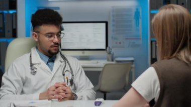 Kadın hastaların genel pratisyen hekimi ziyaret etmesi ve hastalıktan şikayet etmesi, laboratuvar önlüklü erkek doktorun vücut ısısını ısı tabancasıyla kontrol etmesi ve modern klinikle sonuçlanması.