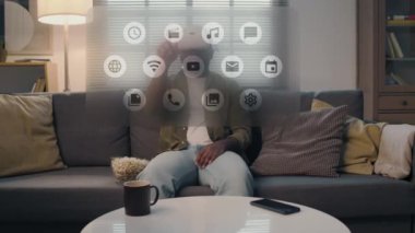 Kimliği belirsiz bir adamın videosuyla dolu. Kanepede oturmuş sanal gerçeklik gözlüklü patlamış mısır yiyor ve filmlere bakıyor. Oturma odasından dedektif filmi seçiyor, görsel efektler yapıyor.