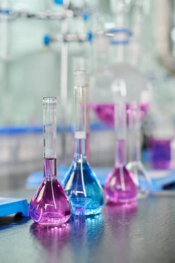 Mavi ve mor sıvılar içeren tüpler yeni bilimsel araştırmalar için hazır yeni kimyasal maddelerin örneklerini temsil ediyor.