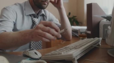 80 'lerde modası geçmiş bilgisayar üzerinde çalışırken gömlekli ve kravatlı yorgun beyaz çalışanın yan yatmış fotoğrafı.